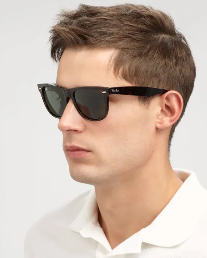 Referência masculina usando óculos